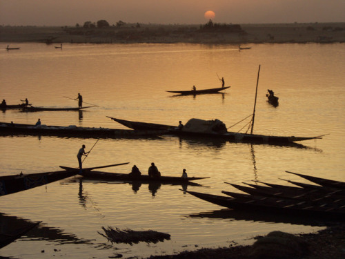 nordafricain:MALI. 2002. Village of Mopti. Sunset over the river Niger, with canoes in the foregroun