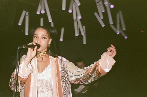 Sex cold-soul-on-fire:  FKA Twigs live at Grasslands pictures