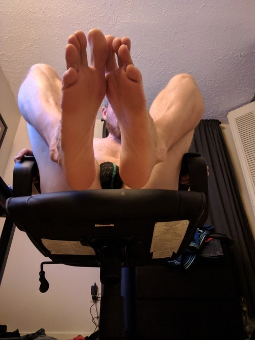 Porn photo size16whitefeet:Live on cam now showing off