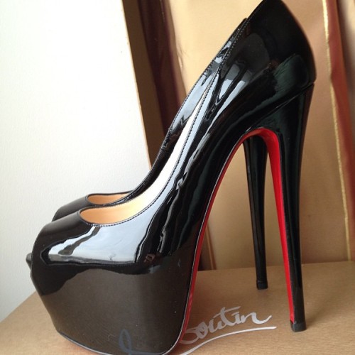 walk-in-louboutin: Thx to Killingheels Lol:))