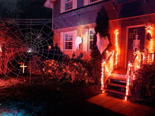 halloweenatdusk: There’s nothing better than lit porch on a dark Halloween night. 