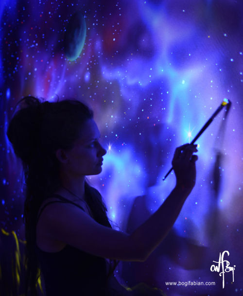 nofoodnolove:  archiemcphee:  Vienna, Austria-based artist Bogi Fabian uses glow-in-the-dark and black light-reactive paints to transform rooms into otherworldly getaways in distant galaxies, jungles, caves or underwater. While some of Fabian’s murals