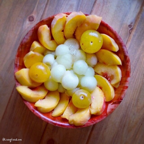 livingfoodlove:Delicious, very ripe peach slices, honeydew melons and Shiro plums from the farmers’ 