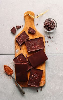 vegan-yums:5 ingredient homemade chocolate