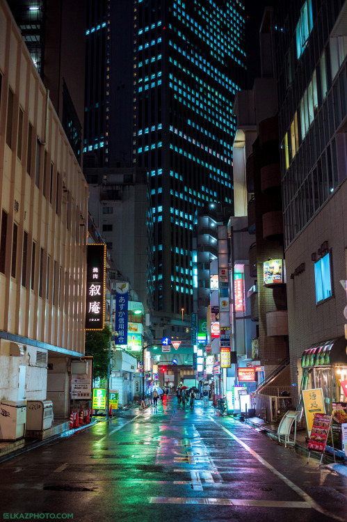 tokyostreetphoto: Rainy Street, Ikebukuro 池袋