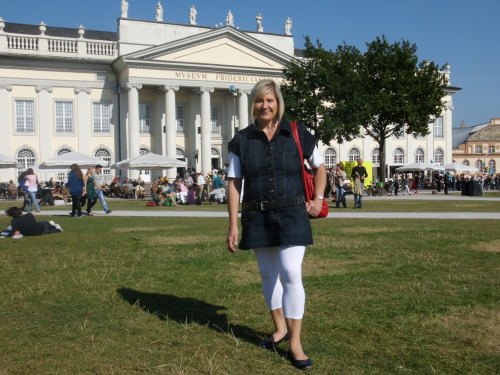 kasselerehenutte:Notgeile, speckig-fette verheiratete Hausfrau und 3-Lochstute will von großen Schwänzen total abgefickt werden!   Ich bin so geil, sehen sich gerade dieses große verheiratete Hausfrau, die ihre 3-Loch, um völlig von großen Schwänzen