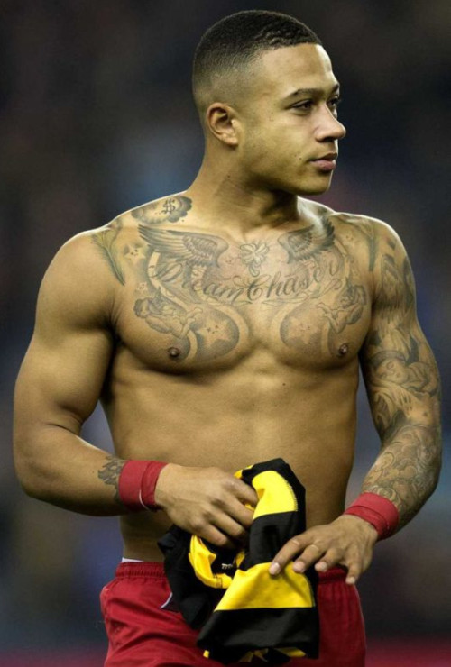 sexy-lads:  Shirtless Memphis Depay 