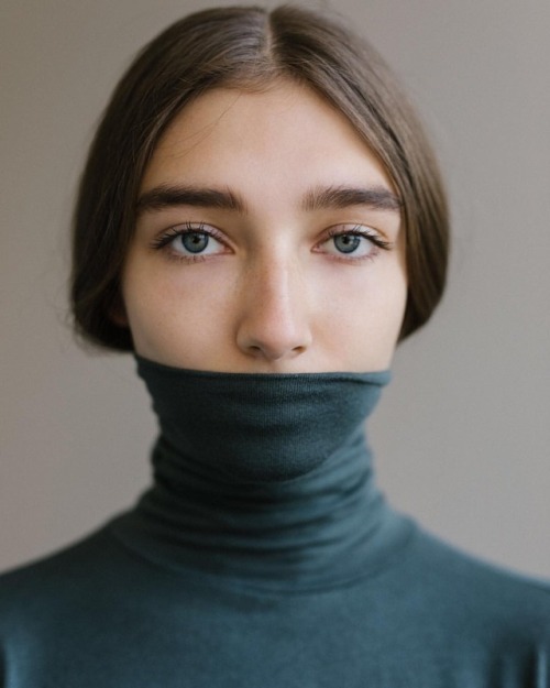 art-t-nyc:Turtleneck lips @lillian.rothey