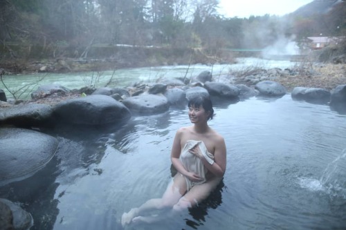 秋田県にある 秋の宮温泉郷｢鷹の湯｣ 川沿いにある露天風呂は絶景で 男女一緒に入浴できる混浴になっています。 日常を忘れて水の音を聞きながら癒される おすすめの温泉宿です。 ・ Located in 