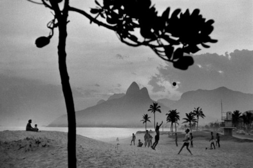 pureangeles: BRAZIL. Rio de Janeiro. 1958. Ipanema beach. By Rene Burri 