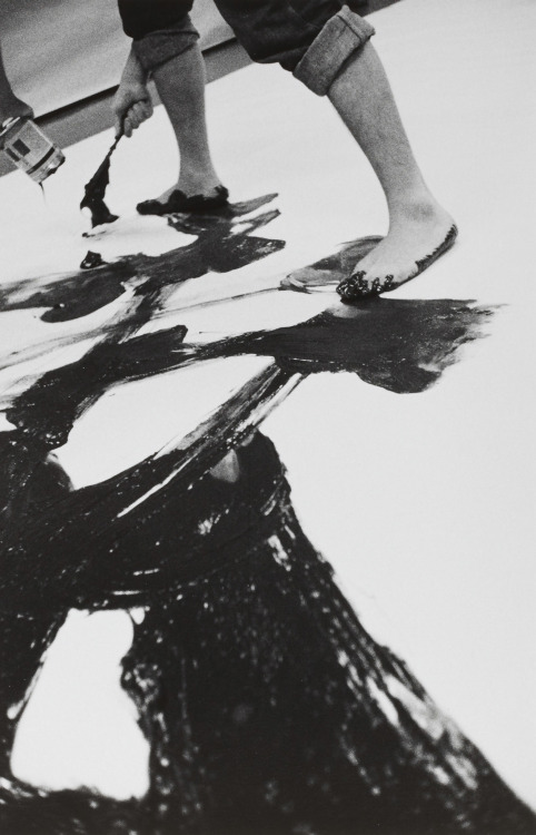 free-parking: Kazuo Shiraga painting at the 2nd Gutai Art Exhibition, Tokyo, 1956, photographs by Ki