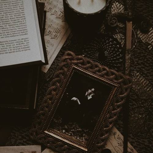 Instagram:dark.academia.fashion