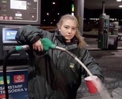 decadent-trans-girl:  reallytrying: this image clearly isn’t in america but it gives off a strong midwestern energy day four of Oregonians pumping their own gas 
