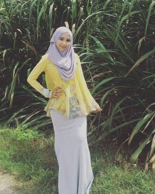 rosebaiduri: Rose in hijab..cukup reblog 500x share gua share versi naked..Come on guys !