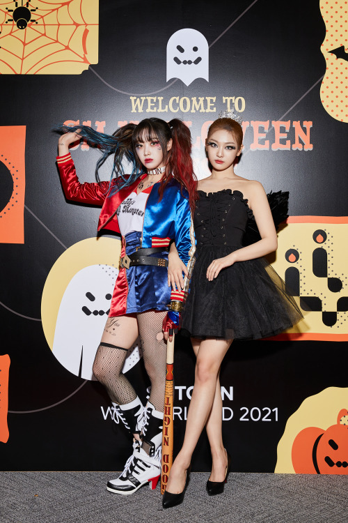  The SM Halloween House welcomes #NINGNING as ‘Black Swan’ 