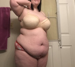 chubby-bunnies:  Exuding self love and positivity.