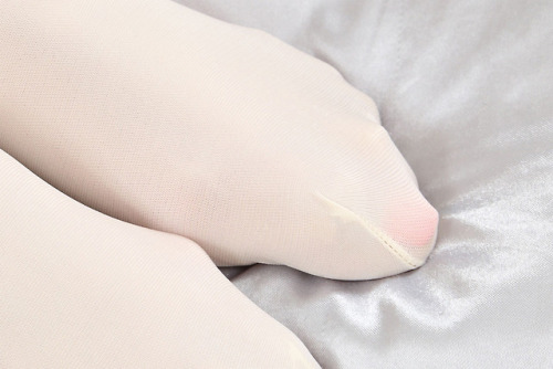 discreetdreams: Macro shot of feet in white pantyhose