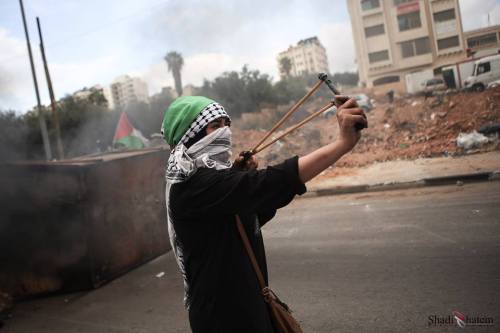 zaidalhourani: Palestinian girl uses a slingshot to hurl stones at Israeli troops during clashes nea