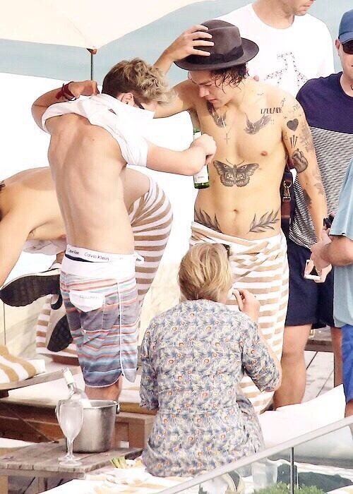 people-talk-shhh:  Niall and Harry today