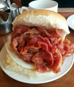 yummyfoooooood: Bacon Roll with Fried Egg