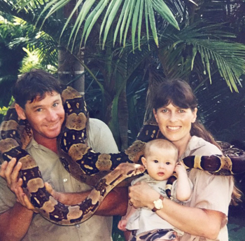 gayscalyoctopus:  boredpanda:    Steve Irwin’s Daughter Is Now Grown Up And Keeping Dad’s Legacy Alive    WOW She looks SO much like her father in the second photo