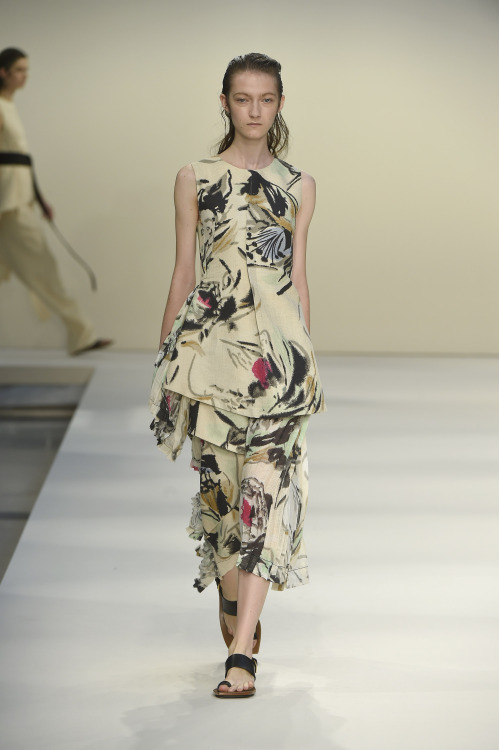 Défilé Marni Printemps été 2015 à Milan http://fashions-addict.com/L-intense-collection-Marni_378___