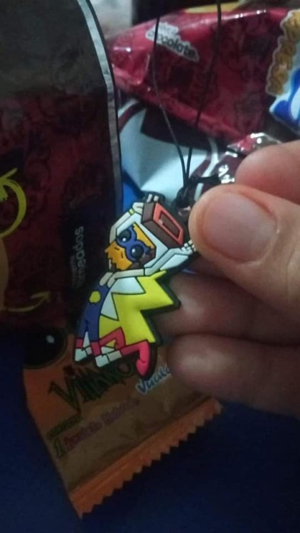 nightfurmoon:  Vuala, a Mexican company that produces sweets, is doing a promotion with Villainous! Each package contains either a keychain or a standee! There are 10 standees and 20 keychains in total.So far they’re only being sold in CDMX, but soon