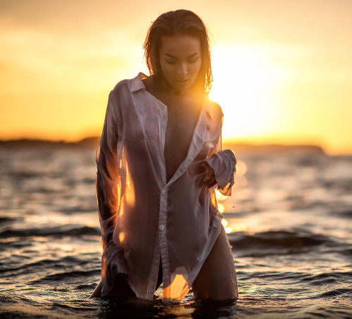 meninafan:arnold-ziffel:  Savoring the sun’s last rays… SFT  ♥♥♥