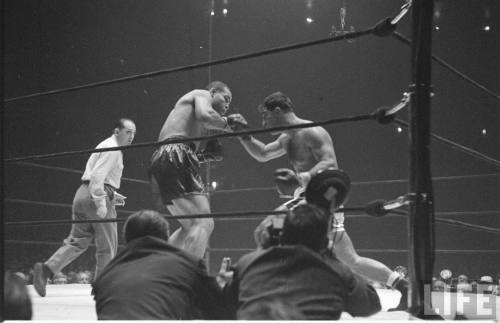 electronicsquid: Joe Louis v. Rocky Marciano at Madison Square Garden (Eliot Elisofon. 1951)