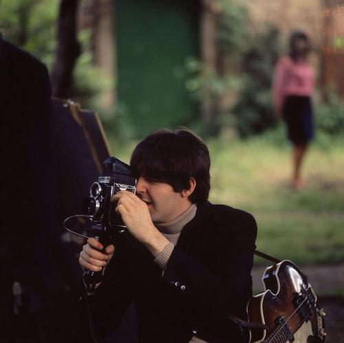 cryalexturnercry:Paul McCartney with Mal Evans during the filming of Paperback Writer/Rain.