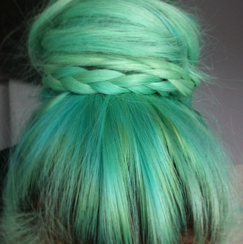childlikew0nder:  drunken-broken-soul:  Hairstyle<3 no We Heart It. http://weheartit.com/entry/67716321/via/Andreabucks      