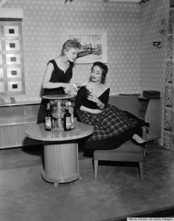theniftyfifties:  A 1950s cocktail party.