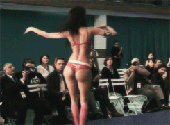  Mel Fronckowiak representa o Brasil em concurso estrangeiro, sambando. 