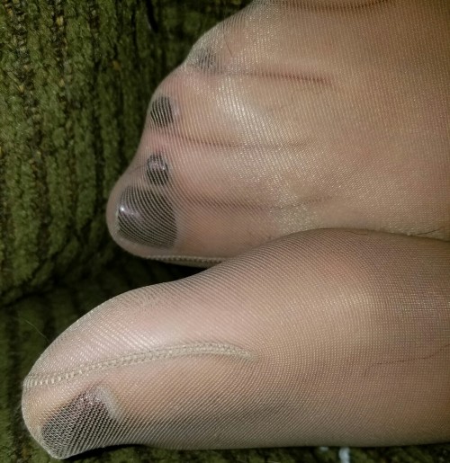nylrgr8:Lovely feet