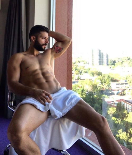 tijuanacaliente69:  ADRIAN DI MONTE😍  Ganador de bailando por un sueño, y famoso por su baile de “Mi gente” con ese vestuario donde se le veían las 🍑 tan ricas que tiene, así como se le ven en La foto donde lo están inyectando 💉😍😍