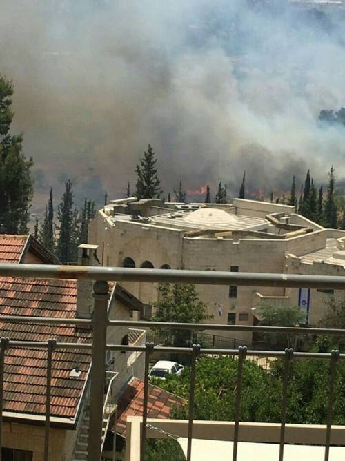 BREAKING: Many homes in the Ramot neighborhood of Jerusalem evacuated due to fire caused by Lag BaOm