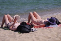 Naked on optional clothes beach. Desnudas