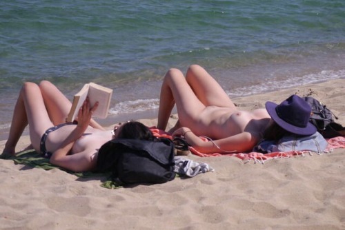 Naked on optional clothes beach. Desnudas en playas mixtas.
