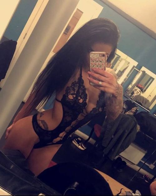 stripper-locker-room:  https://www.instagram.com/wanlesskayleigh/