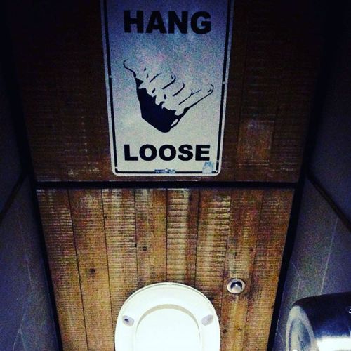 Hang loose #art #toilets #restaurant #london #hangloose #hang #loose #sign #hand #wood (en London, U