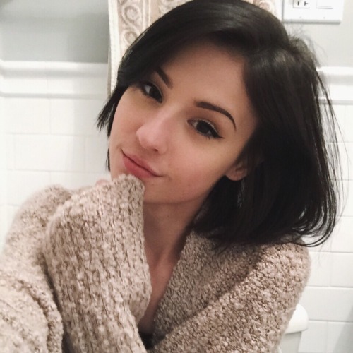 hatelyn:I posted these yesterday but deleted them and then I was looking at them again today and was like fuck I look cute people need to see this so here we are now and I am posting these once again She is cute as fuck