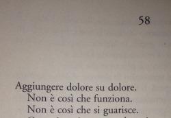 Per quale motivo stai piangendo? Tu hai me...