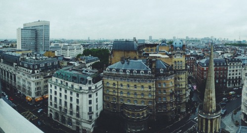 itsmemagnus: A rainy London, seen from the 15th floor restaurant at Saint George’s Hotel, Lang