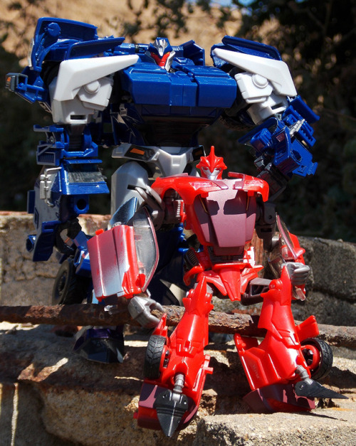 thegoddamnwordsmith: “Fight?”“Mmm, drive.” Deluxe Knock Out and AM-12 War Breakdown - Transformers: Prime 