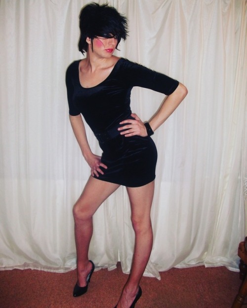 nicolebuxton:  Little black dress- please reblog