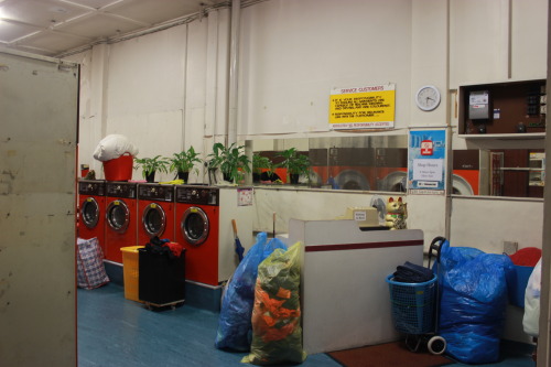 gabriellabowden:look how sick the colours in this laundromat are 