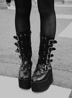 colourless-achroous:  Black and white blog,