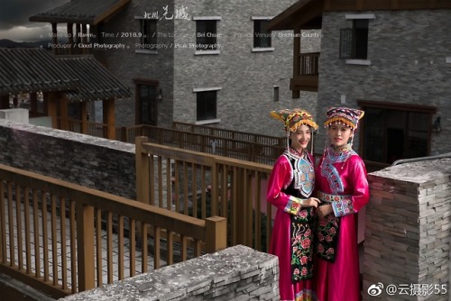 Photoshoot of two women of the Qiang ethnicity in Mianyang