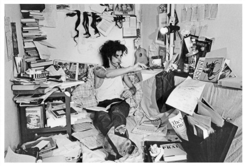 un-lunario:Nick Cave in his room.