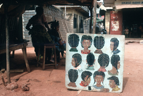 unrar:Lagos, Nigeria. A traditional hairdressing salon, 1974, Bruno Barbey.